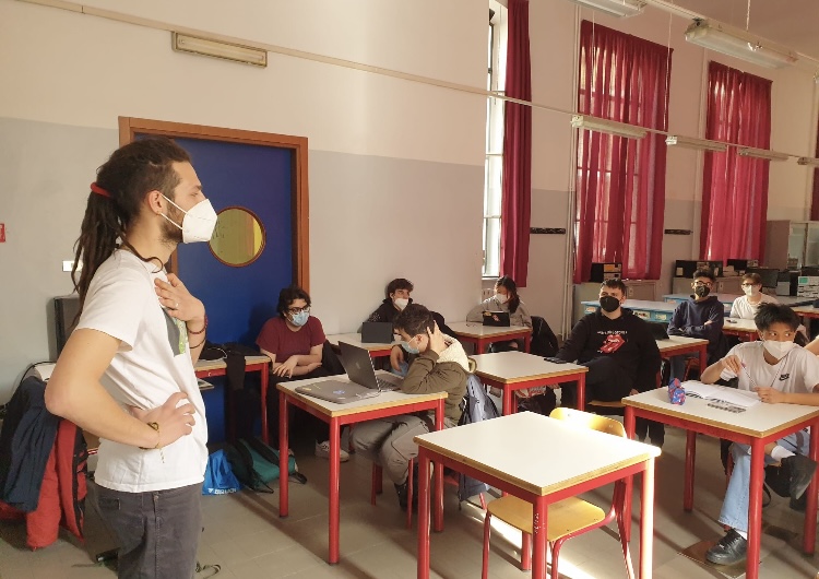 Foto di Lorenzo che spiega