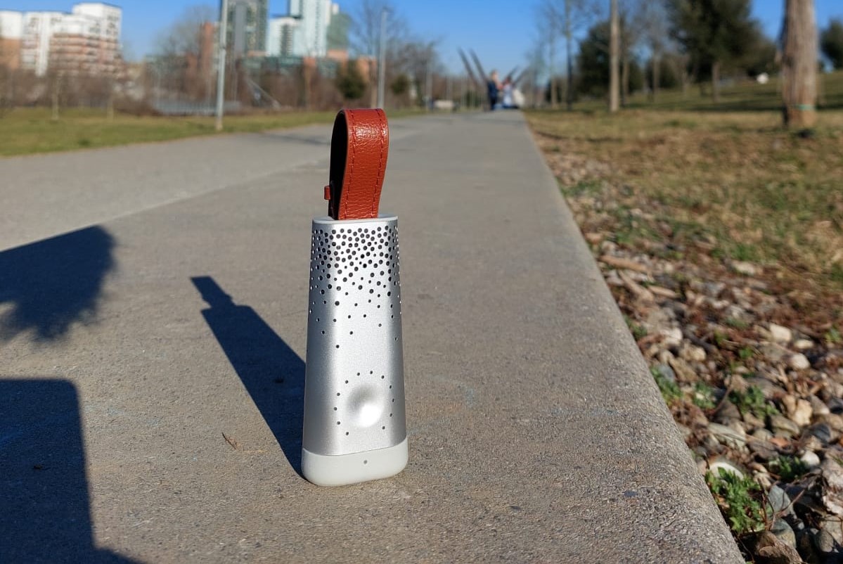 rilevatore con natura sullo sfondo